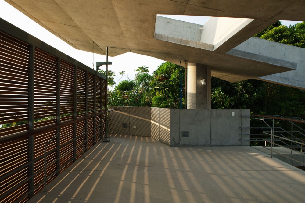 House in Ubatuba - SPBR Arquitetos © Nelson Kon