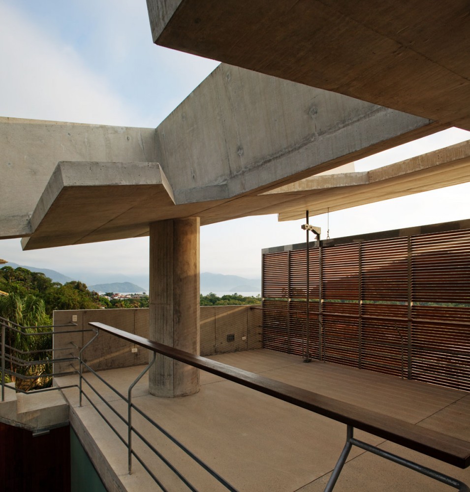 House in Ubatuba - SPBR Arquitetos © Nelson Kon
