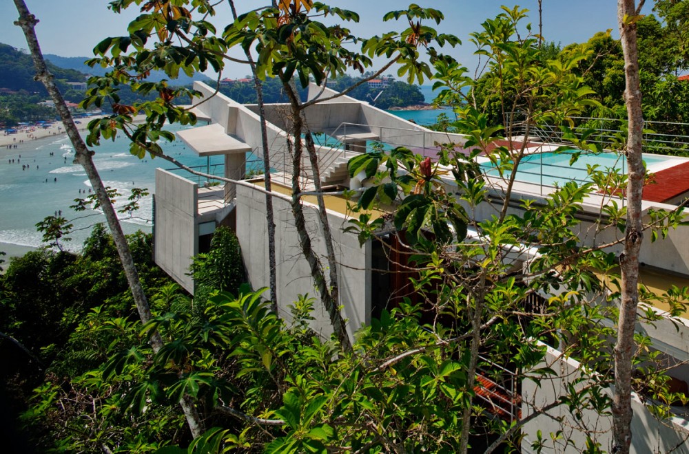 House in Ubatuba - SPBR Arquitetos © Nelson Kon