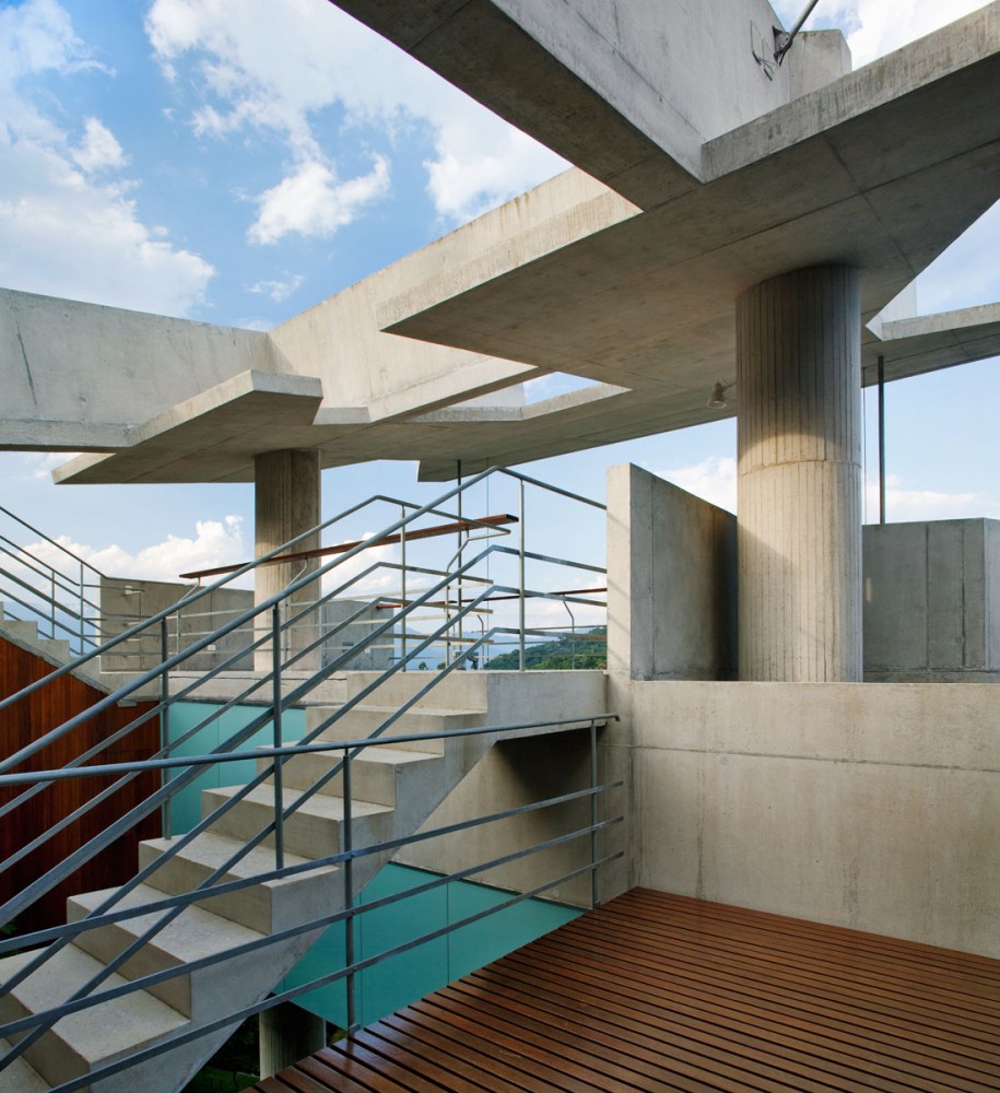 House in Ubatuba - SPBR Arquitetos © Nelson Kon