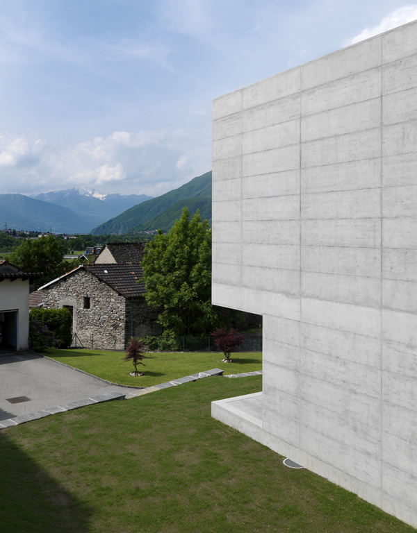 House in Lumino / Davide Macullo Architects