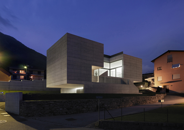 House in Lumino / Davide Macullo Architects