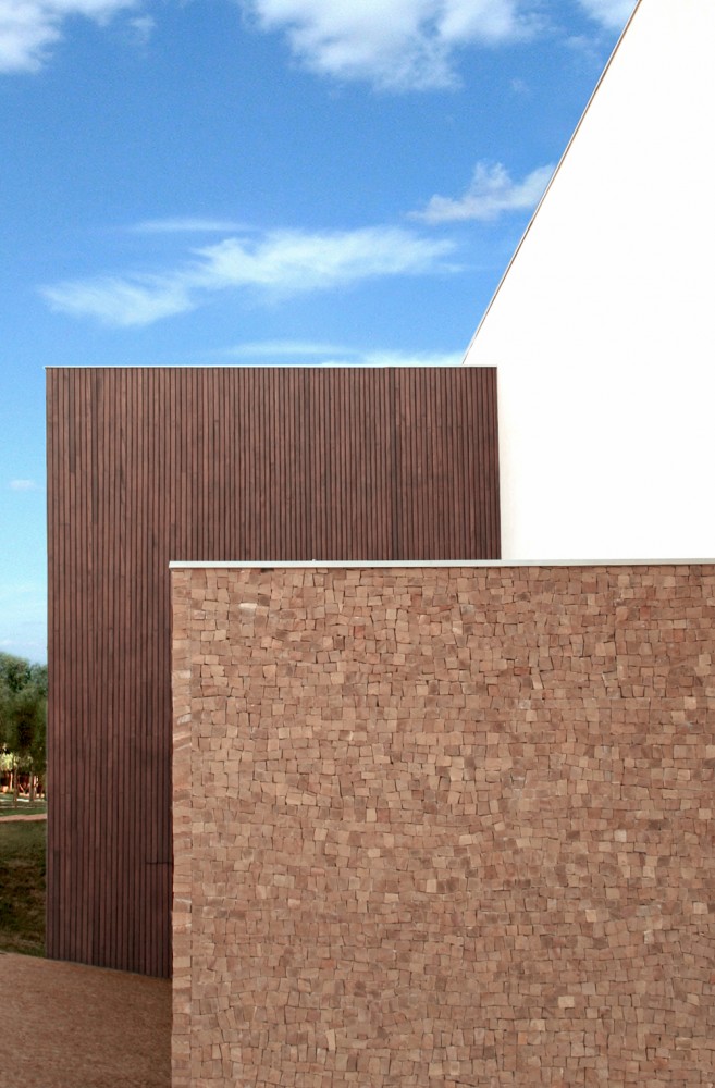 BL House / Studio Guilherme Torres
