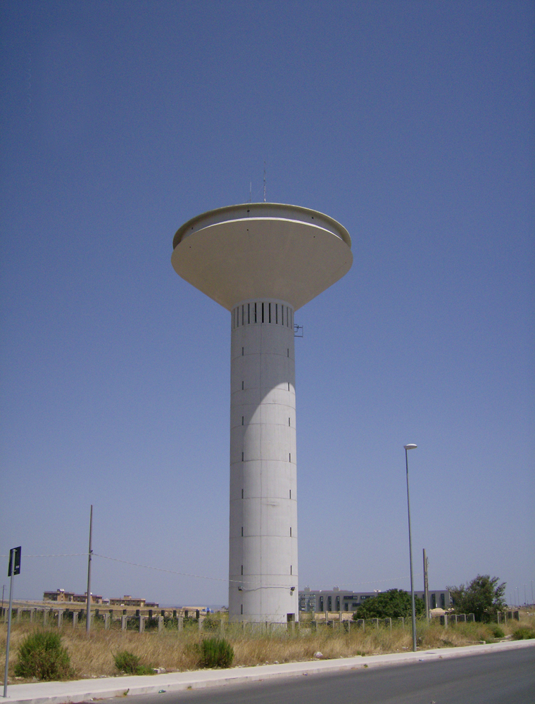 Concrete Water Tower / Giuseppe Occhipinti
