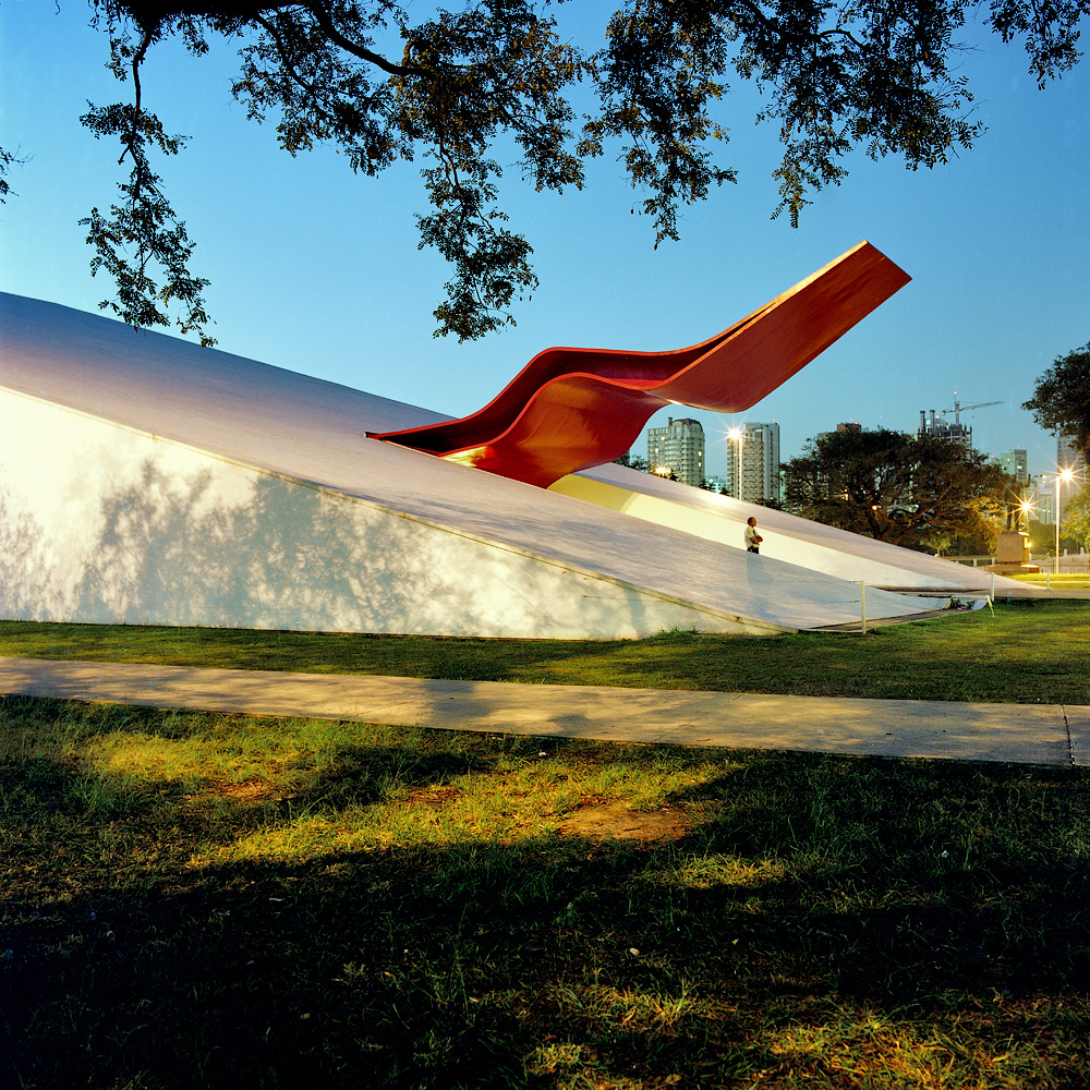 Q / Oscar Niemeyer