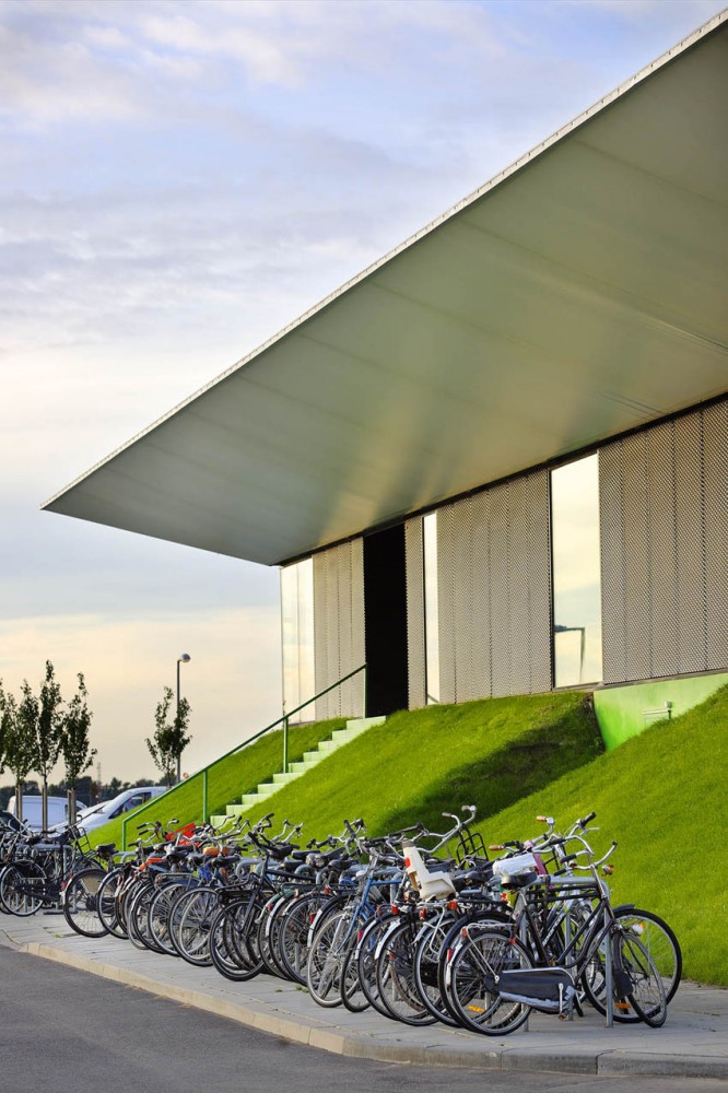Sports Pavilion / MoederscheimMoonen Architects