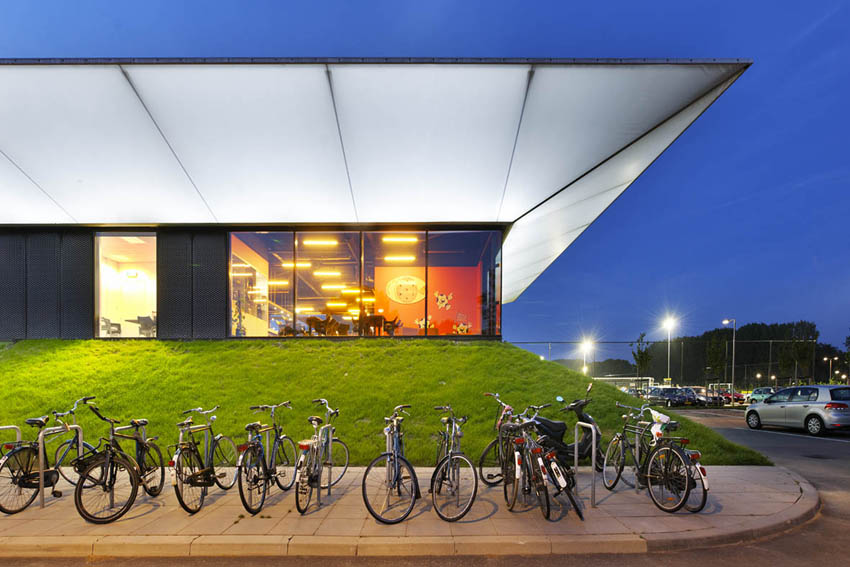 Sports Pavilion / MoederscheimMoonen Architects