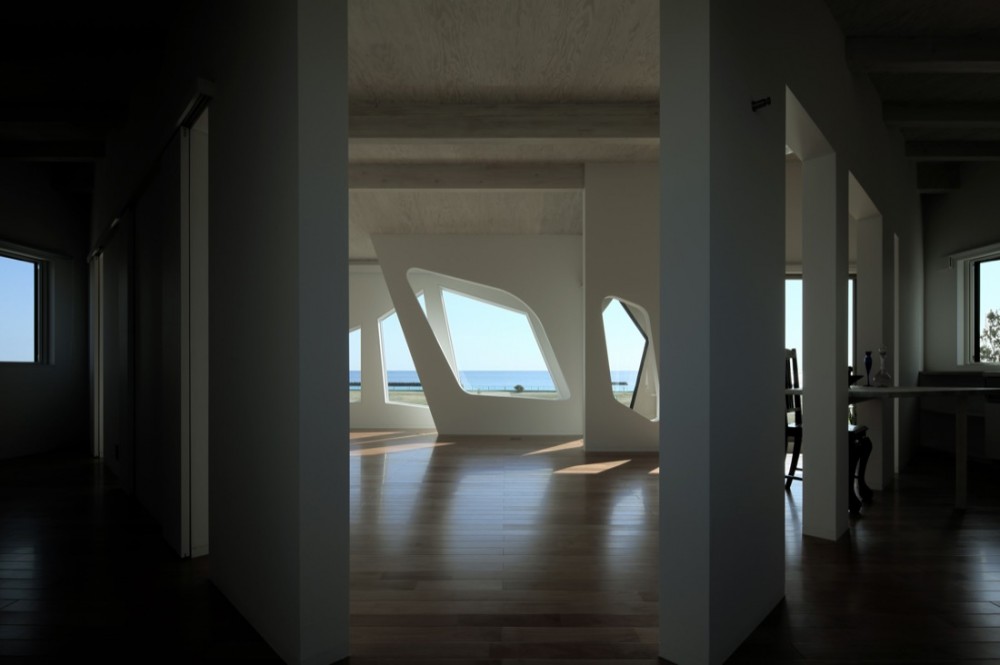 A House Awaiting Death - EASTERN Design Office © Koichi Torimrua
