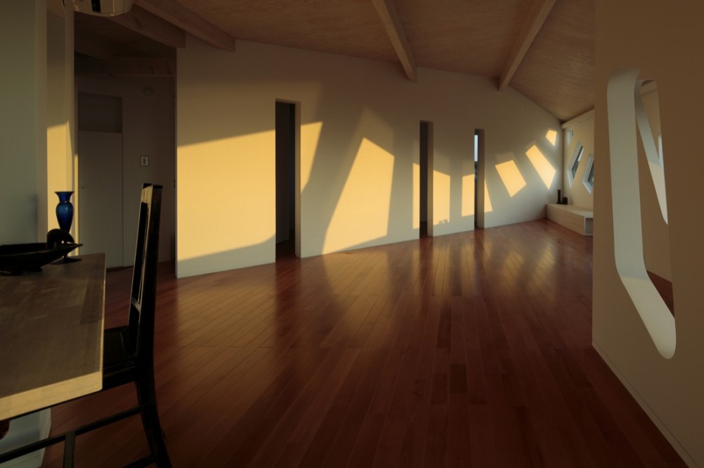 A House Awaiting Death / EASTERN Design Office