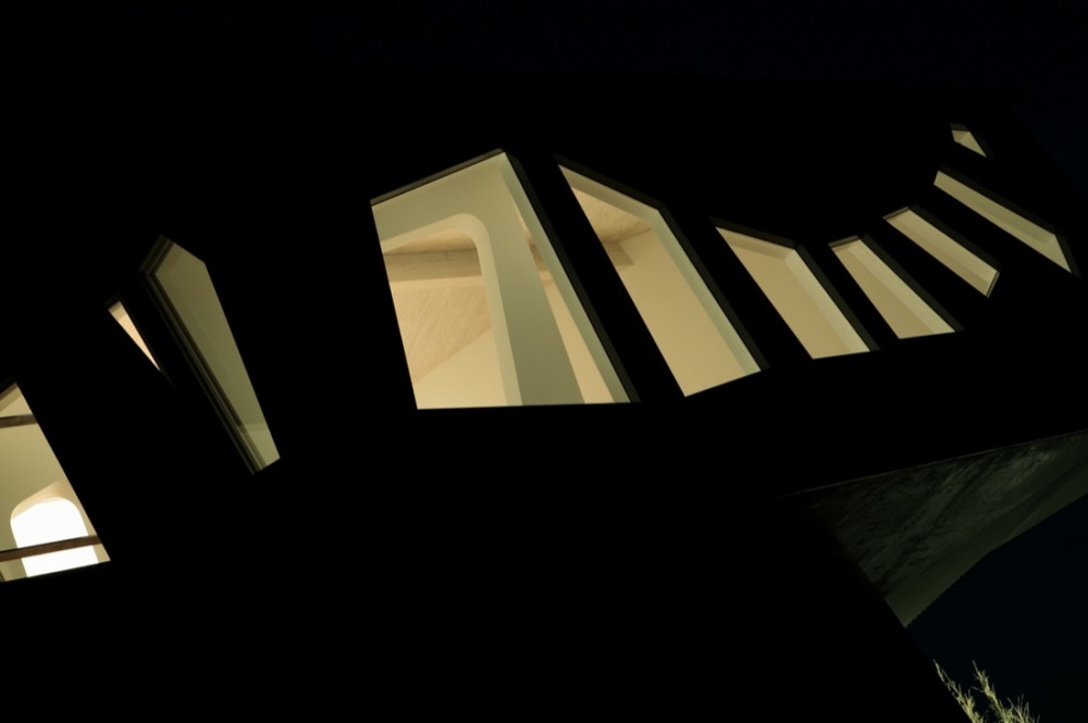 A House Awaiting Death - EASTERN Design Office © Koichi Torimrua