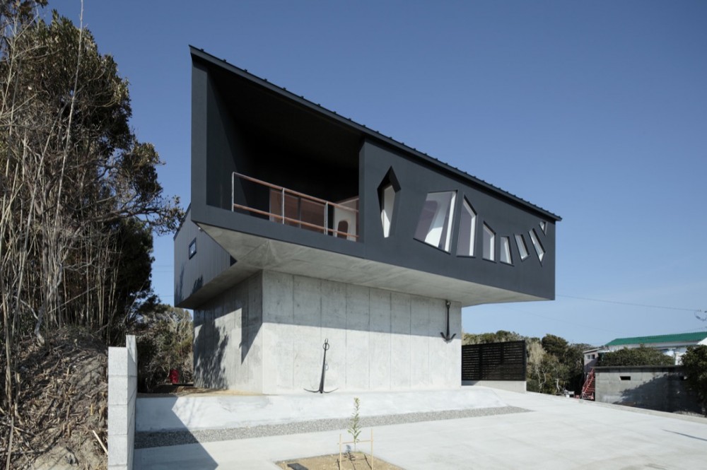 A House Awaiting Death / EASTERN Design Office