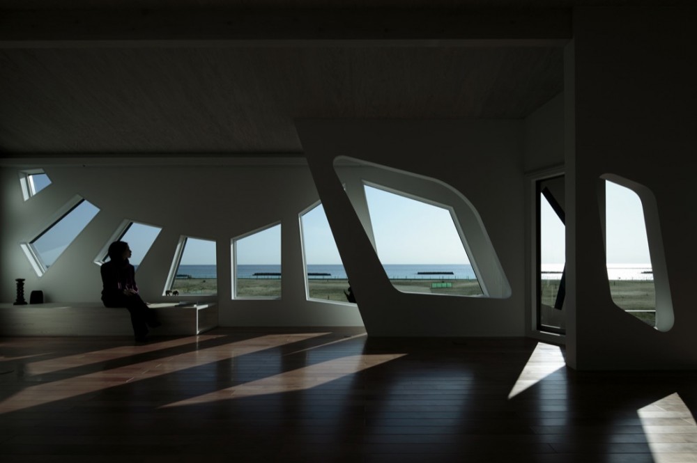 A House Awaiting Death / EASTERN Design Office