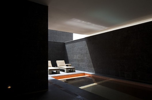 Black & White House - AGi Architects