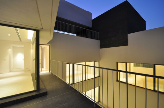 Black & White House - AGi Architects
