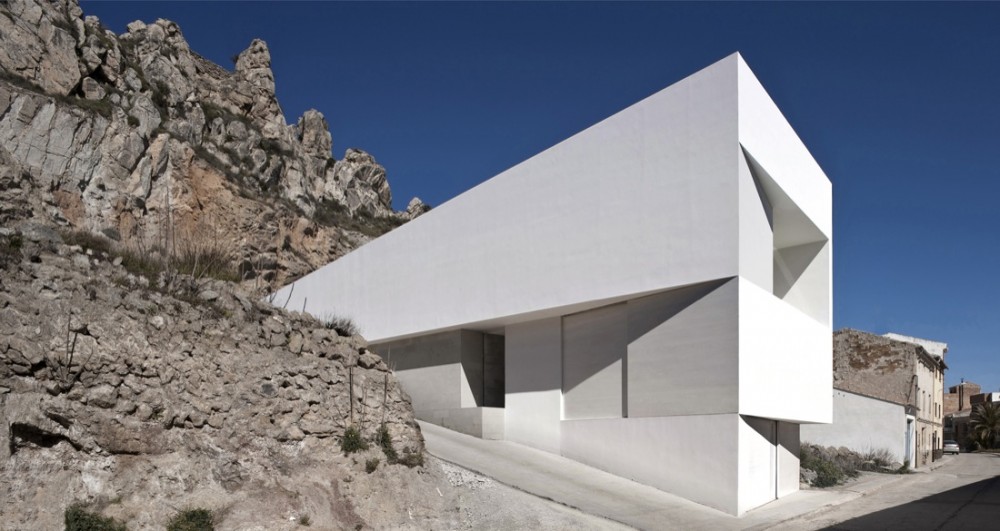 House on the Castle Mountainside / Fran Silvestre Arquitectos