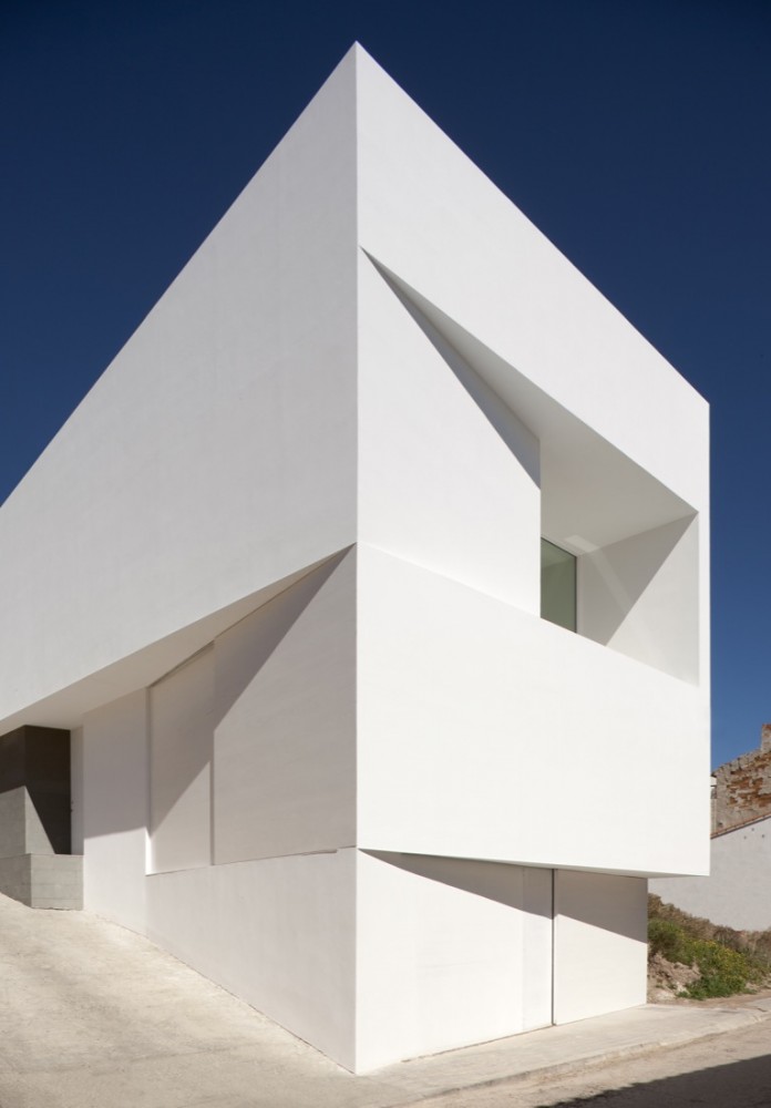 House on the Castle Mountainside / Fran Silvestre Arquitectos