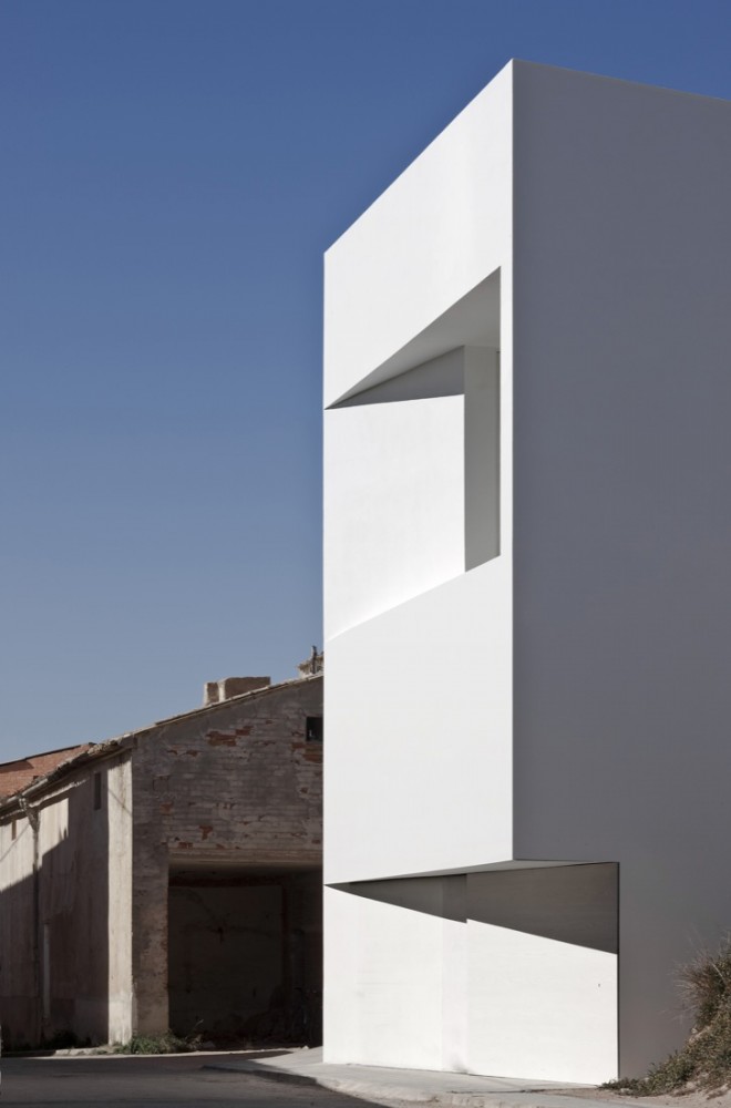House on the Castle Mountainside / Fran Silvestre Arquitectos