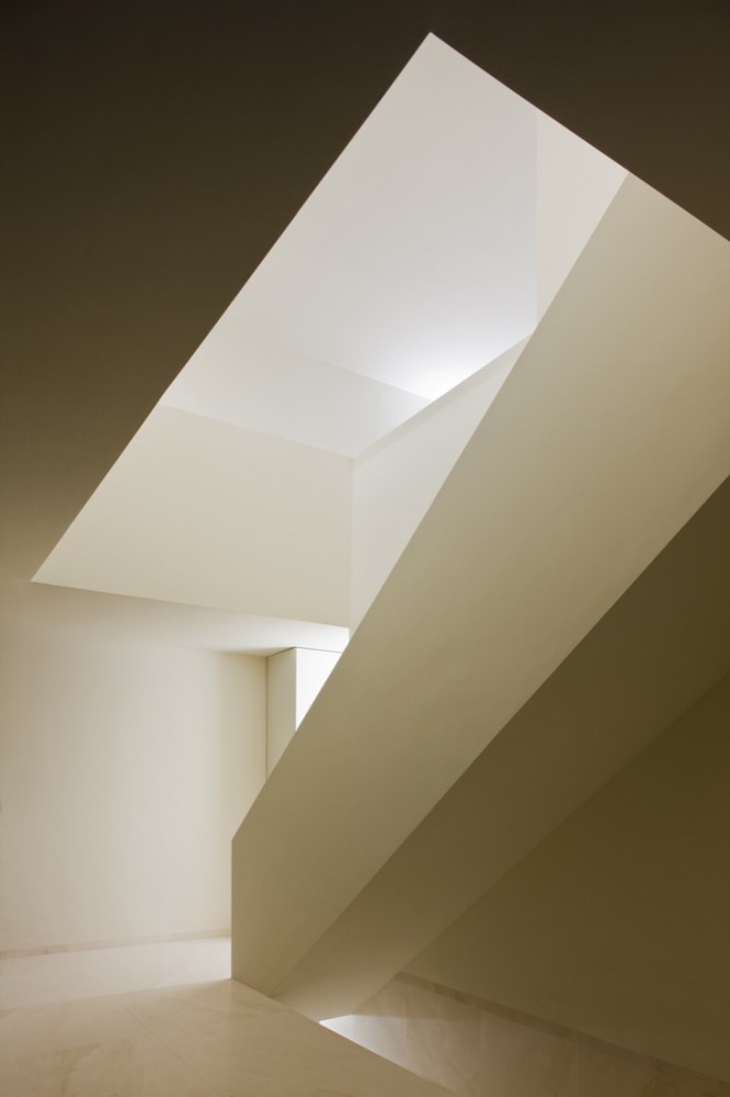House on the Castle Mountainside / Fran Silvestre Arquitectos