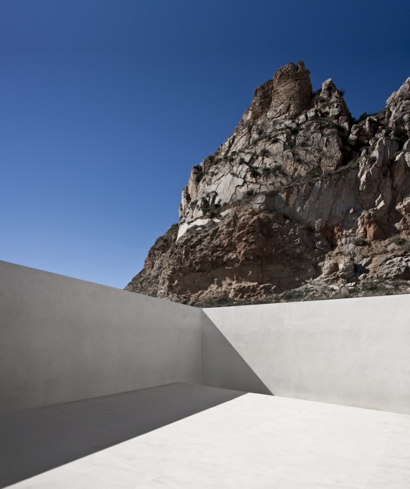 House on the Castle Mountainside / Fran Silvestre Arquitectos