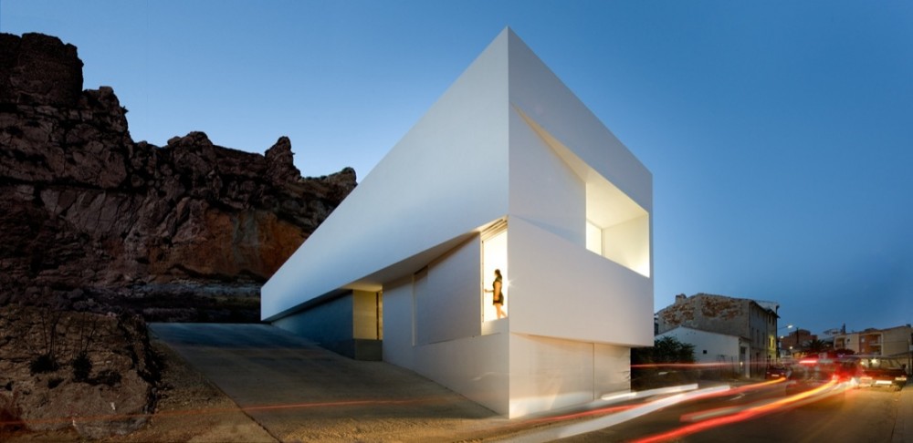House on the Castle Mountainside / Fran Silvestre Arquitectos