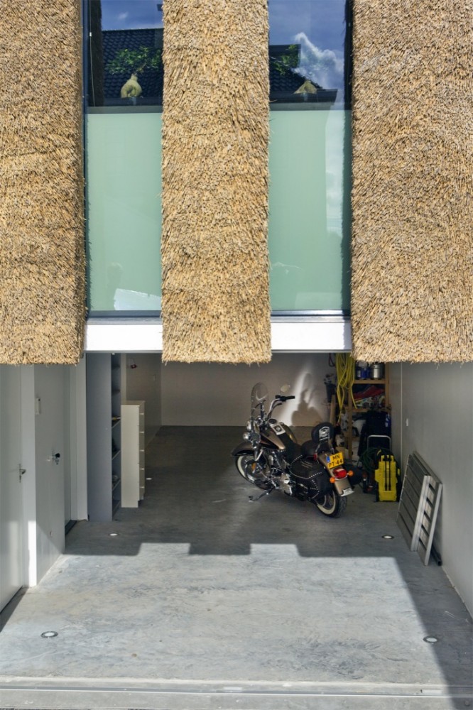 Living on the Edge / Arjen Reas