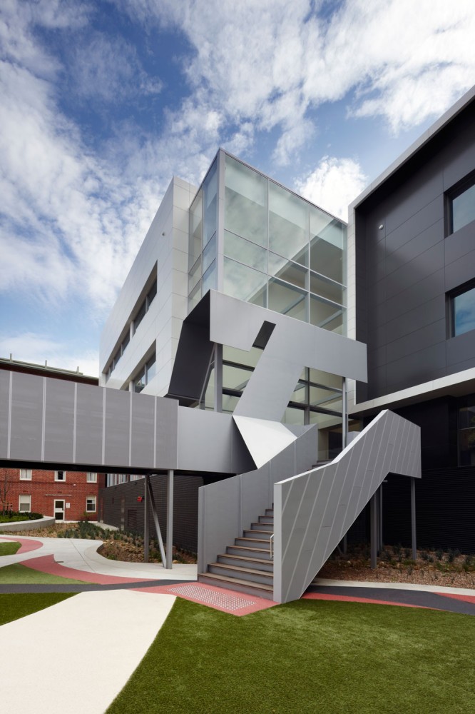 Barwon Health Teaching Training & Research Centre / Billard Leece Partnership