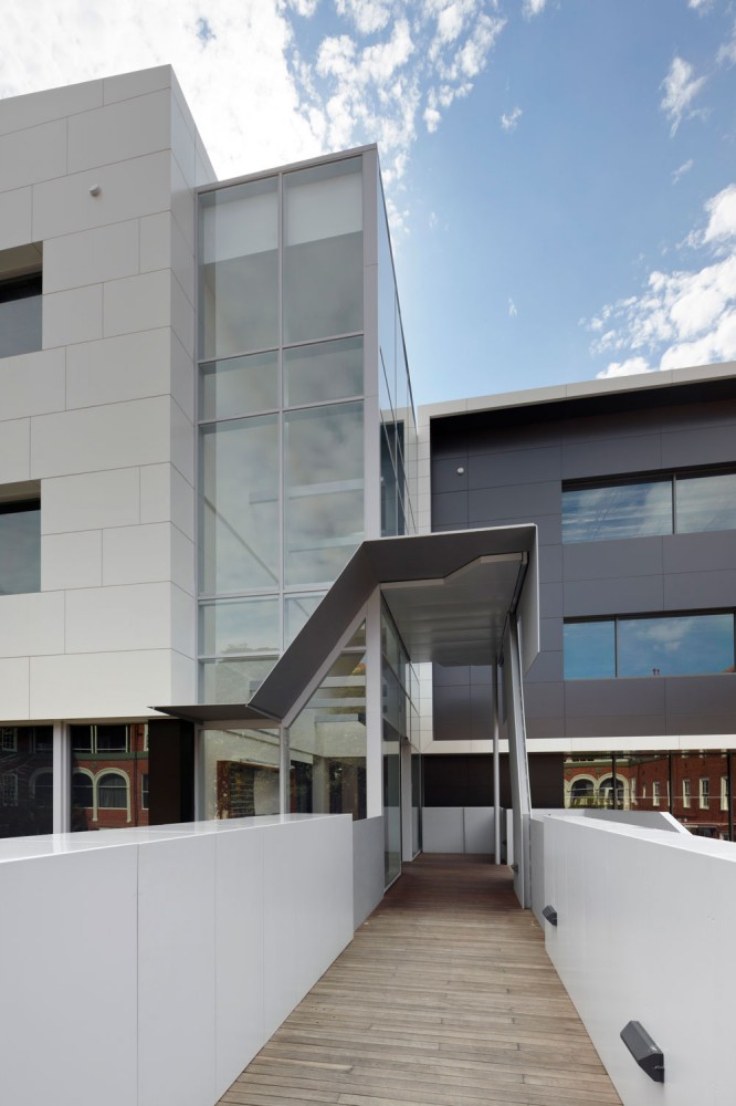Barwon Health Teaching Training & Research Centre / Billard Leece Partnership