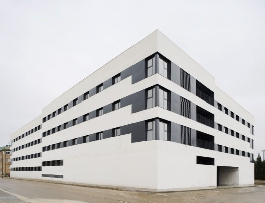 44 Social Housing / Magén Arquitectos
