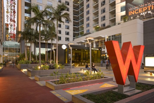 Hollywood and Vine Metro Portal and Plaza / Rios Clementi Hale Studios
