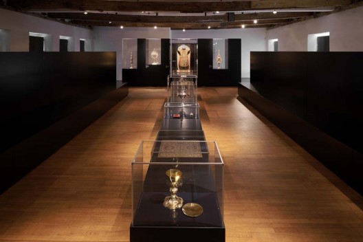 Exhibition Design: 800 years of Crosiers / HMGB Architects