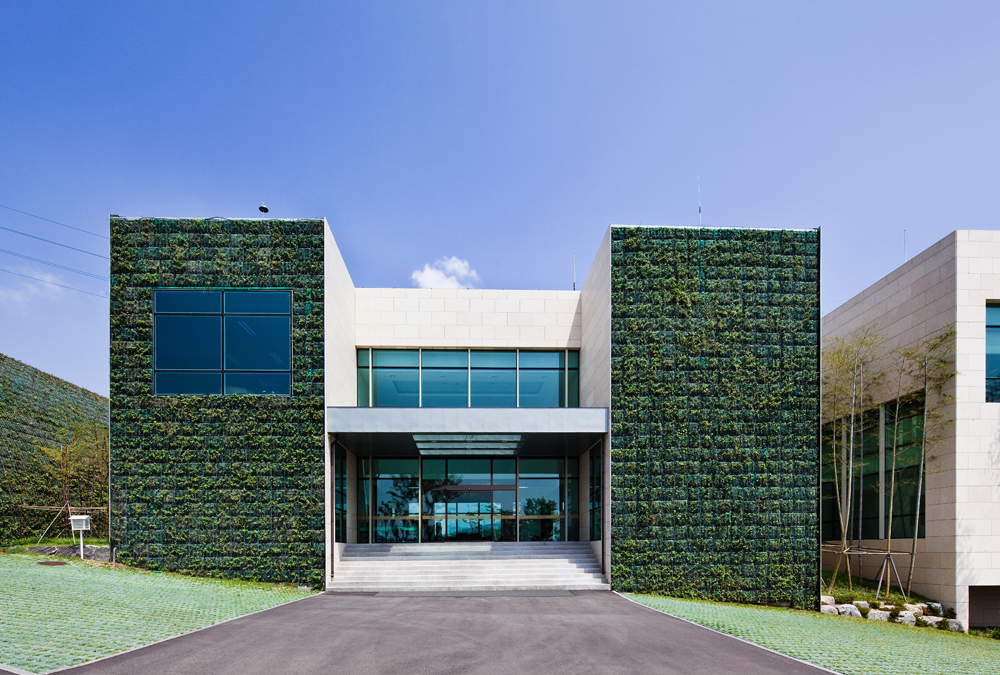 Green Weaving Club House / Hyunjoon Yoo Architects
