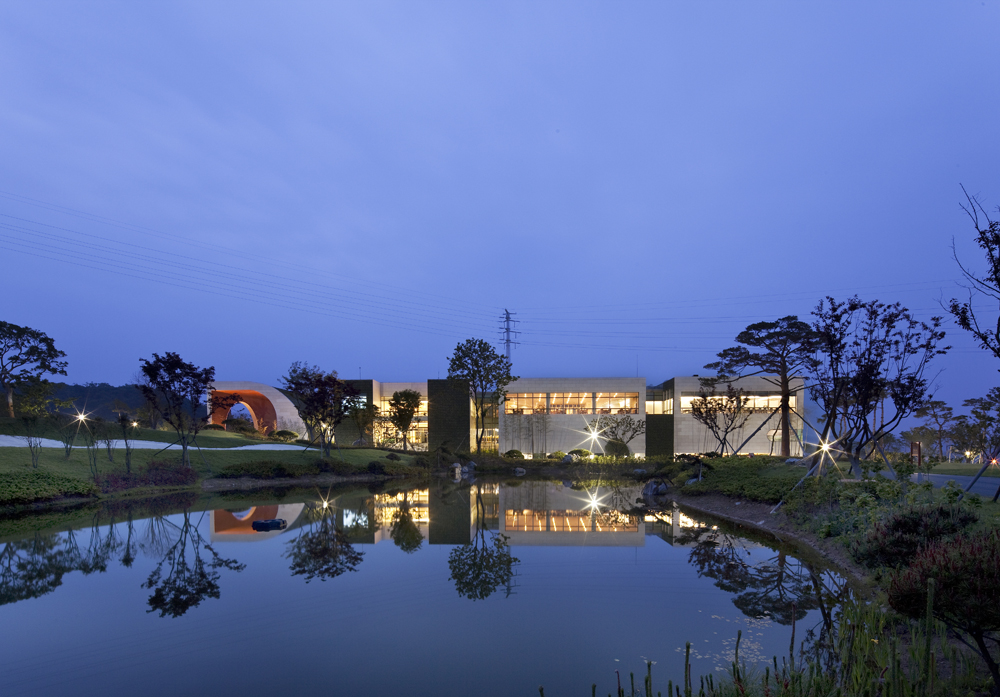 Green Weaving Club House / Hyunjoon Yoo Architects
