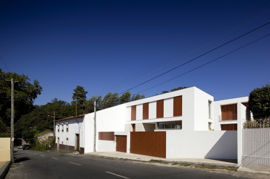 Caetano & Assis House / Ana de Bastos + Filipe Xavier Oliveira