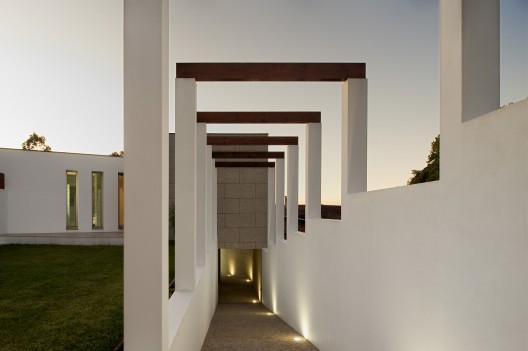 Caetano & Assis House / Ana de Bastos + Filipe Xavier Oliveira