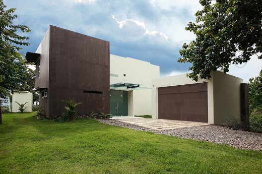 Triangulo House / Ecostudio Architects