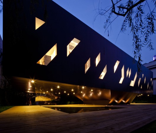 Wyne Sales Gallery / Supermachine Studio
