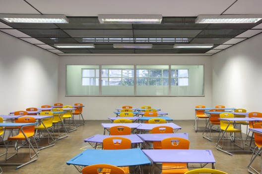 Escola Nave / Atelier OFICINA de Arquitectos