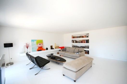 Abstract White Apartment / Filipe Borges de Macedo