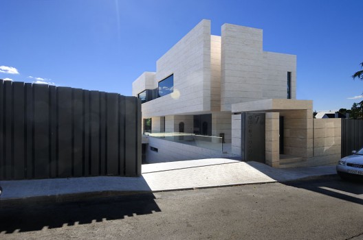 Family House in Pozuelo de Alarcón / A-cero