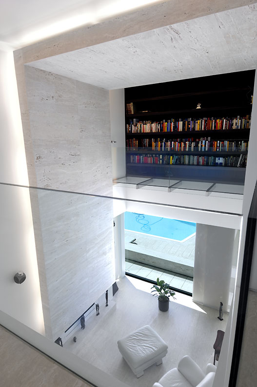 Family House in Pozuelo de Alarcón / A-cero