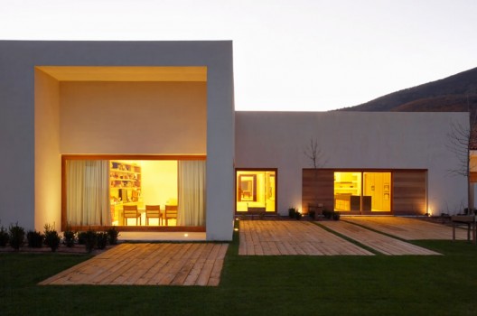 Dwelling In Ávila / A-cero