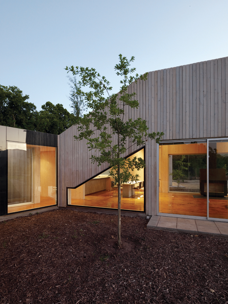 Finger Joint House / LAND Arquitectos