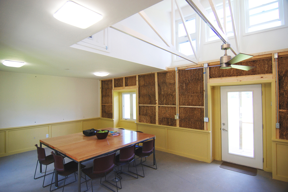 Straw Bale Eco Center / Students of Ball State University Department of Architecture
