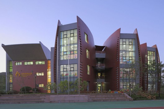 Dalian School / Debbas Architecture