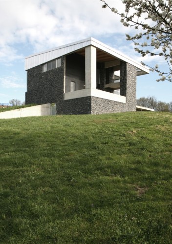 Family House Pojatno / Centura