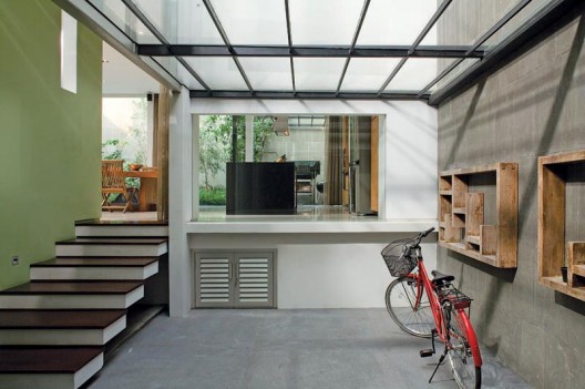 Wood Box House / Indra Tata Adilaras
