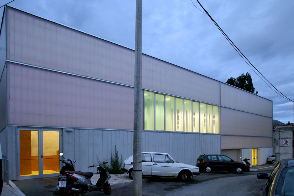 Inside Outside / Ivanisin & Kabashi Arhitekti