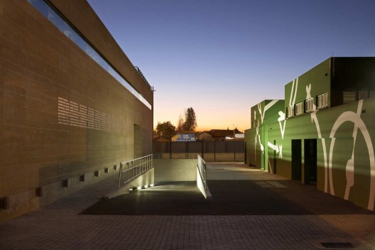 Football Training Centre Soweto / RUFproject