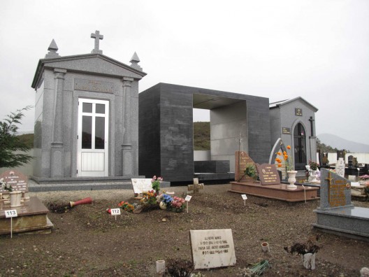 Family Tomb in the Açor Mountains / Pedro Dias