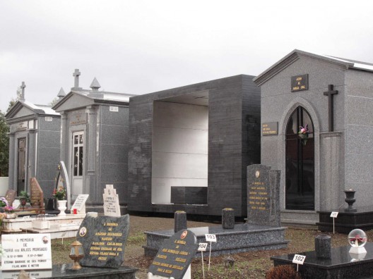 Family Tomb in the Açor Mountains / Pedro Dias
